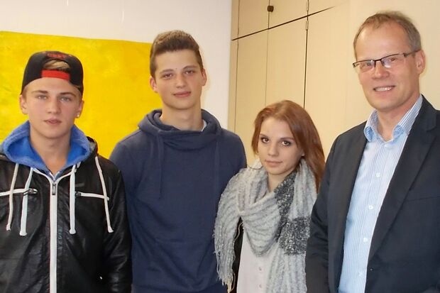 Wickedes Bürgermeister Dr. Martin Michalzik (rechts) dankte Aleksej Suchanov, Igor Butsch und Sarah Hoffmann für ihre Zivilcourage. FOTO: GEMEINDE WICKEDE (RUHR)