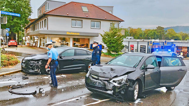 Verkehrsunfall an der Kreuzung Kirchstraße, Christian-Liebrecht-Straße und Rissenhofstraße in Wickede FOTO: ANDREAS DUNKER
