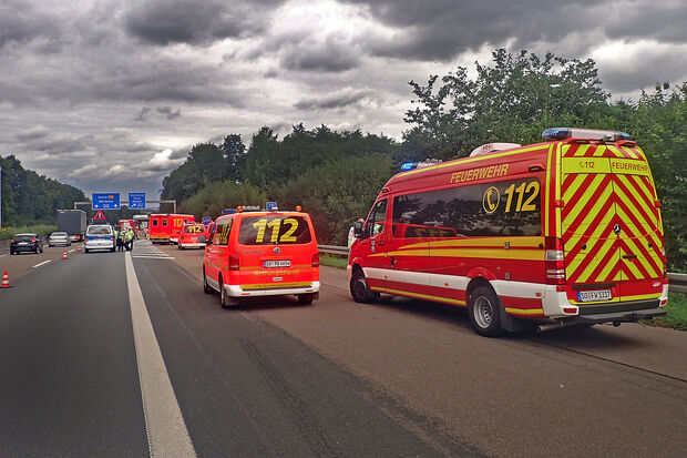 Einsatzkräfte nach dem Verkehrsunfall auf der A445 FOTO: FEUERWEHR WERL