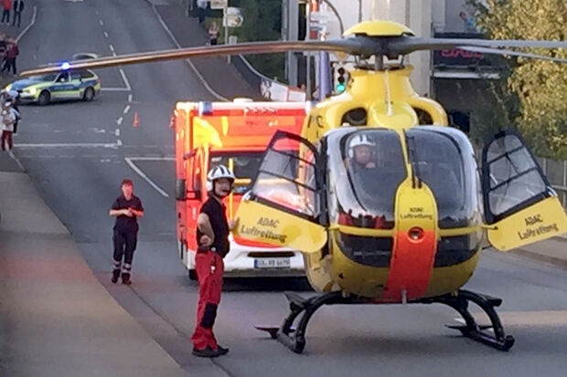 Der vor seiner Landung niedrig über die Hausdächer kreisende Hubschrauber sorgte am Samstagabend für Aufsehen in der Wickeder Ortsmitte. FOTO: ANDREAS DUNKER