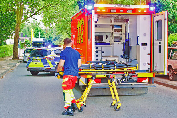 Polizei und Rettungsdienst waren bei dem Verkehrsunfall auf der Hauptstraße in Wickede im Einsatz. FOTO: ANDREAS DUNKER