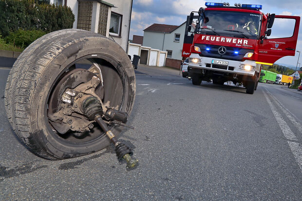 Bei der Karambolage von mehreren Pkw auf der Hauptstraße in Wickede wurde dieses Rad von der Achse des Pkw abgerissen und blieb – nachdem es ausgerollt war – zwischen der Besitzung Velmer und dem Bestattungsinstitut Köniig mitten auf der Fahrbahn stehen. FOTO: ANDREAS DUNKER