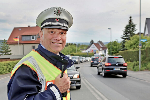 Wickedes Polizeibeamter Stefan-Klaus Hansner kam selbst nicht – wie geplant – in den wohlverdienten Feierabend. Er musste nach dem Unfall auf der Hauptstraße stattdessen erst einmal zusammen mit seinen Kollegen rund zwei Stunden den gestauten abendlichen Feierabend-Verkehr auf der Ortsdurchfahrt der Bundesstraße 63 in Wickede regeln. Er nahm dies aber gelassen.  FOTO: ANDREAS DUNKER