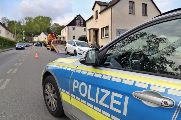 Erst nach knapp zwei Stunden war die Aufnahme des Unfalls durch die Polizei abgeschlossen und die an der Karambolage beteiligten Fahrzeuge wurden abgeschleppt, da sie nicht mehr fahrbereit waren und vermutlich einen Totalschaden haben. FOTO: ANDREAS DUNKER