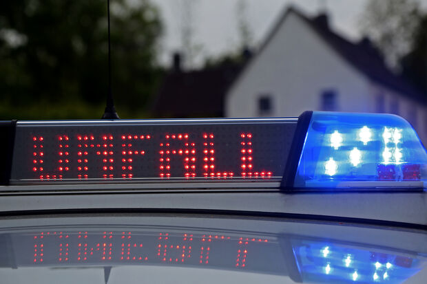 Ein Unfall auf der Ortsdurchfahrt der Bundesstraße 63 in Höhe der Besitzung Velmer und des Bestattungsinstitutes König sorgte am heutigen Montag (6. Mai 2019) während des Feierabendverkehrs für eine Sperrung der Hauptstraße zwischen der Kreuzung Nordstraße / Waltringer Weg und der Einmündung Hatzfeldstraße. Pkw und Lkw stauten sich fast zwei Stunden bis zum Werler Stadtwald und bis in die Wickeder Ortsmitte. FOTO: ANDREAS DUNKER