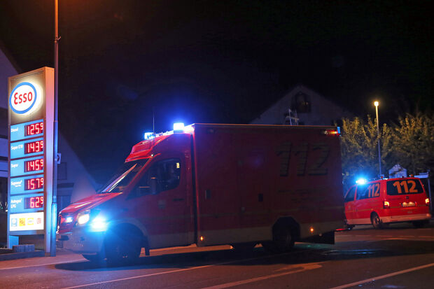 Notarzt und Rettungsdienst beim Verkehrsunfall an der Hauptstraße in Wickede FOTO: ANDREAS DUNKER