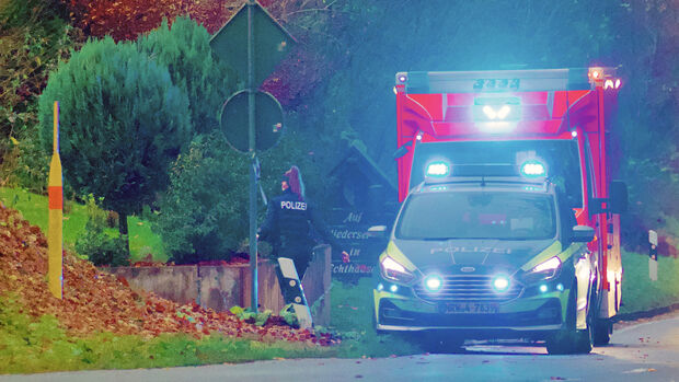 Ein Streifenwagen der Polizei und ein Krankenwagen des Rettungsdienstes am Unfallort an der Ruhrstraße in Echthausen FOTO: ANDREAS DUNKER