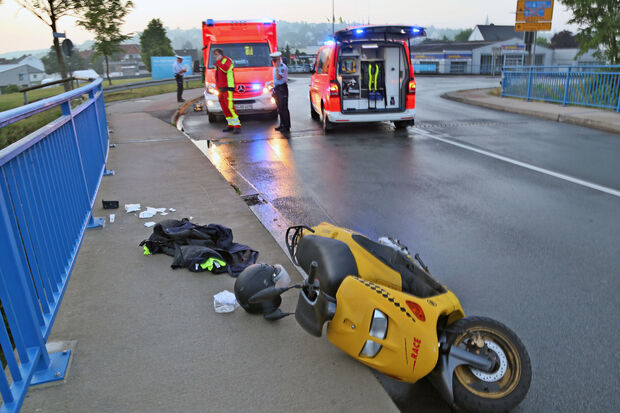 Alleinunfall eines Rollerfahrers auf der Ruhrbrücke am Samstagabend FOTO: ANDREAS DUNKER