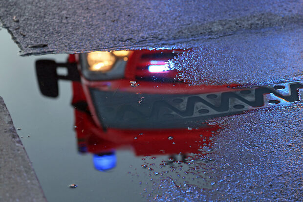 Auf regennasser Fahrbahn kam das Kleinkraftrad zu Fall FOTO: ANDREAS DUNKER