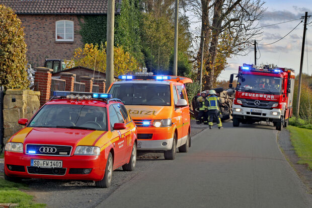 Notarzt, Rettungsdienst und Feuerwehr waren mit Blaulicht zum Verkehrsunfall am Vollenberg in Wiehagen geeilt. FOTO: ANDREAS DUNKER