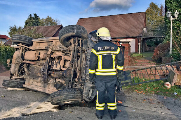 Ein Feuerwehrmann vor dem auf der Seite liegenden schweren Jeep FOTO: ANDREAS DUNKER