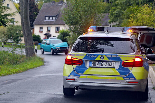 Unglaublich: Kurz nach dem durch ihn verursachten Unfall fuhr der 51-jährige Wiehagener mit seinem VW-Polo nicht gerade langsam rückwärts mitten auf der Straße durch die Kurve.