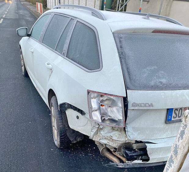 Wirtschaftlicher Totalschaden: Der am Waltringer Weg in Wickede geparkte Skoda wurde durch die Karambolage bei dem nächtlichen Unfall zerstört. Der Verursacher flüchtete. Nun lobt der Geschädigte eine Belohnung von 500 Euro zur Ergreifung des Straftäters aus. FOTO: PRIVAT