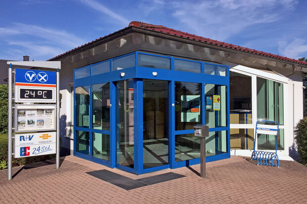 Bei einer nächtlichen Sprengung des Geldautomaten in der Volksbank-Filiale in Echthausen mit einer überdosierten Gaseinleitung könnte es auch Gefahren für die benachbarte Doppelhaushälfte geben, die bewohnt ist. FOTO: ANDREAS DUNKER