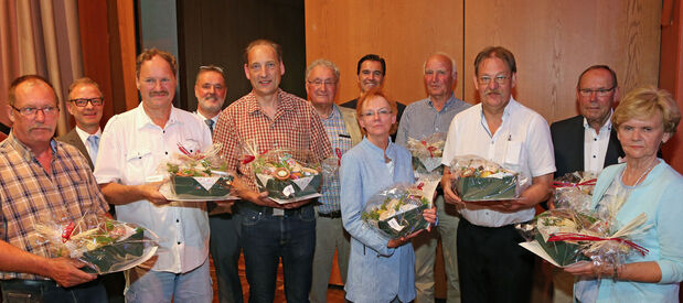 Weiteren Mitgliedern wurde für ihre 40-jährige Zugehörigkeit zur Volksbank Wickede (Ruhr) eG gedankt. FOTO: ANDREAS DUNKER