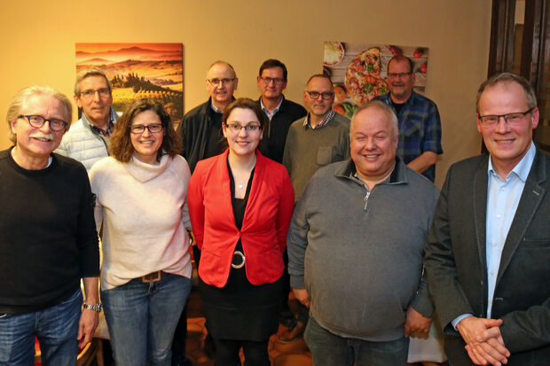 Die WIR-Mitglieder (von links): Dr. Clemens Frigge (kommissarischer Erster und Zweiter Vorsitzender), Rüdiger Papenberg, Gabriela Kimpel (Finanzvorstand), Franz-Josef Schulte, Corinna Trimborn mit ihrem Vater Dirk Reinke, Michael Richter, Markus Thurau (Beirat), Franz-Josef Köppikus (Kassenprüfer) und Bürgermeister Dr. Martin Michalzik FOTO: ANDREAS DUNKER