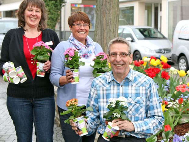 Mehr als tausend Blumen verschenken die Händler zum Frühling an ihre Kunden. Unser Foto zeigt Vertreter der Einzelhandelsgeschäfte Lojewski, Schulte und Papenberg. FOTO: ANDREAS DUNKER