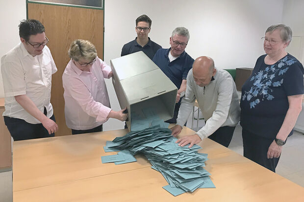 Stimmauszählung zur Europa-Wahl 2019 in einem Wahllokal im Bürgerhaus in Wickede FOTO: ANDREAS DUNKER