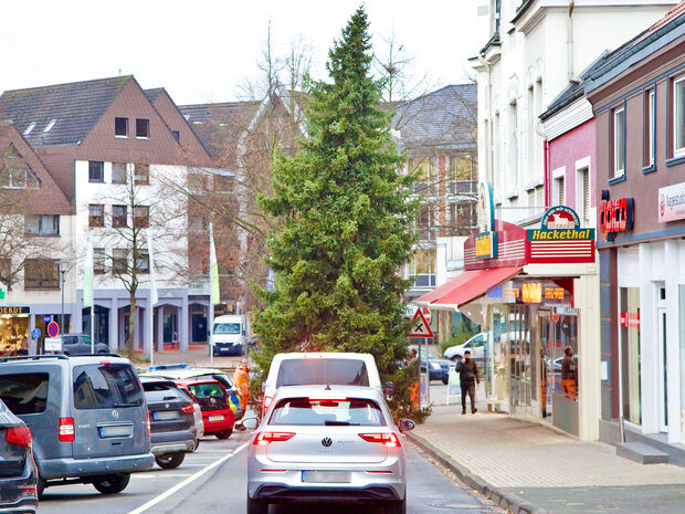 Transport des haushohen Nadelbaums über die Hauptstraße in der Wickeder Ortsmitte FOTO: ANDREAS DUNKER