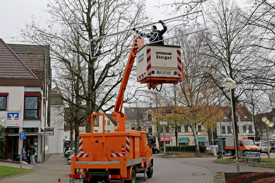 Montage eines Beleuchtungselements für die Advents- und Weihnachtszeit in der Kirchstraße in Wickede. ARCHIVFOTO: CARINA WESTERWELLE