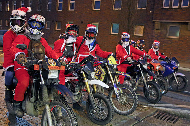 Die Weihnachtsmänner aus Iserlohn am 23. Dezember 2017 auf hren Motocross-Maschinen an einer Tankstelle in Wickede FOTO: DUNKER