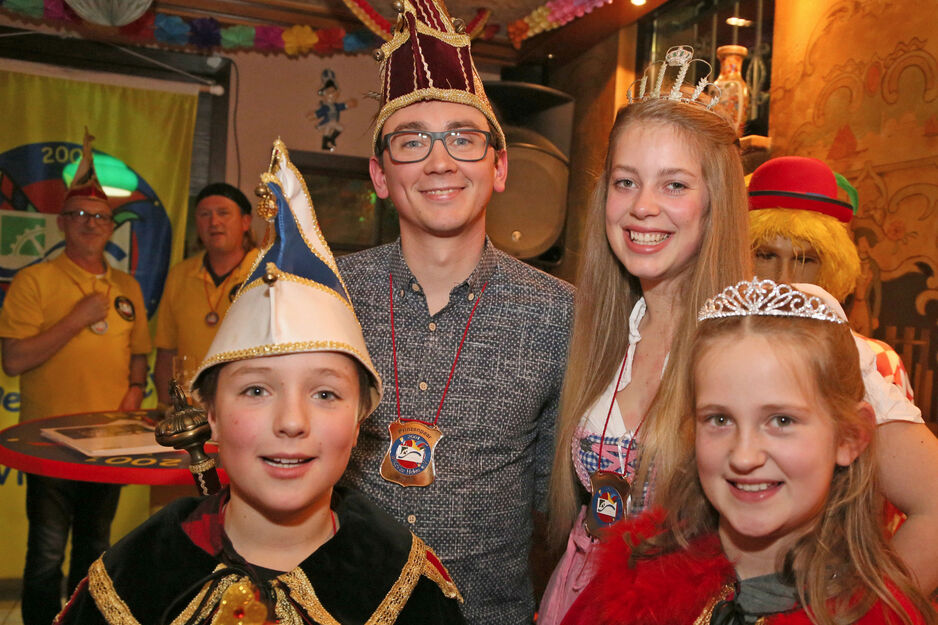 WiKaVau-Vorsitzender Thomas Schmelzer und Christian Werft präsentierten die Karnevalsprinzenpaare für die neue Session 2017/2018: das Prinzenpaar Ann-Kathrin Friedrichsmeyer und Johannes (Joe) Wälter sowie Sophia Grewe und Janosch Taugs als Kinderprinzenpaar des Turnvereins. ARCHIVFOTO: ANDREAS DUNKER