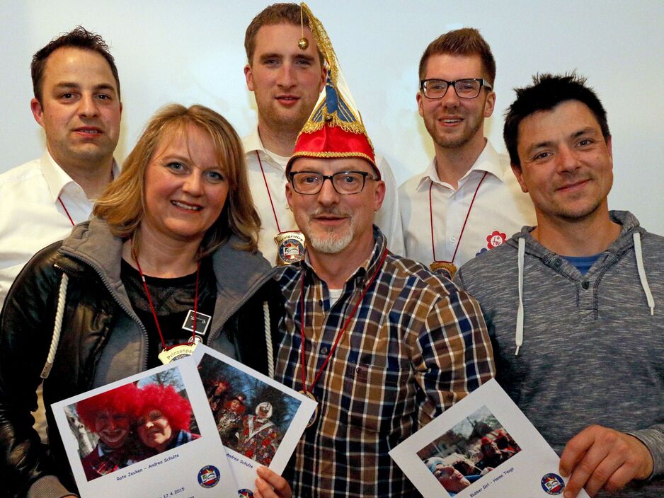In Rahmen seiner Jahreshauptversammlung zeichnet der WiKaVau regelmäßig die Sieger des traditionellen Foto-Wettbewerbs mit den besten närrischen Motiven vom Rosenmontag des Jahres in Wickede aus. Vordere Reihe (von links): Andrea Schulte, WiKaVau-Vorsitzender Thomas Schmelzer und Hanno Taugs. Hinterere Reihe (von links): das karnevalistische Dreigestirn: Prinz Patrick Schnapp, Bauer Tim Thiele und die "Jungfrau Olivia" (Oliver Thiele) ARCHIVFOTO: ANDREAS DUNKER