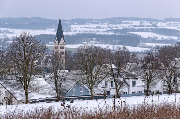 Wickede (Ruhr) liegt aktuell unter einer weißen Schneedecke. Die klare Sicht reicht von der Haarhöhe bis ins Sauerland. FOTO: CARSTEN HEINE
