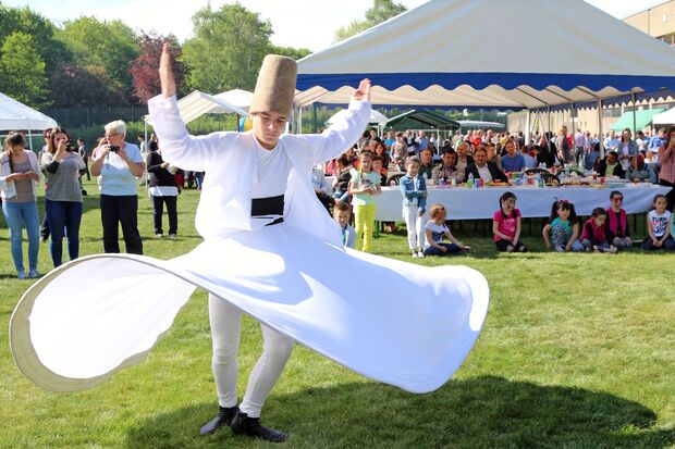 Ein "Derwisch" aus Werl: Wirbelnder Tänzer mit türkischer Tracht FOTO: ANDREAS DUNKER