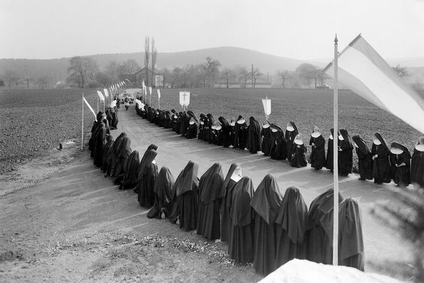 Die Ordensschwestern des Heilig-Geist-Klosters erwarten am 2. Mai 1956 Erzbi­schof Lorenz Kardinal Jäger in Wimbern zur Konsekration von Kirche und Altar ARCHIVFOTO: PRIVAT 