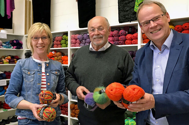Besuch vom Bürgermeister mit Betriebsbesichtigung: Wickedes Wirtschaftsförderin Ruth Hornkamp, Firmen-Chef Klemens Zitron und Rathaus-Chef Dr. Martin Michalzik (von links). FOTO: PRIVAT