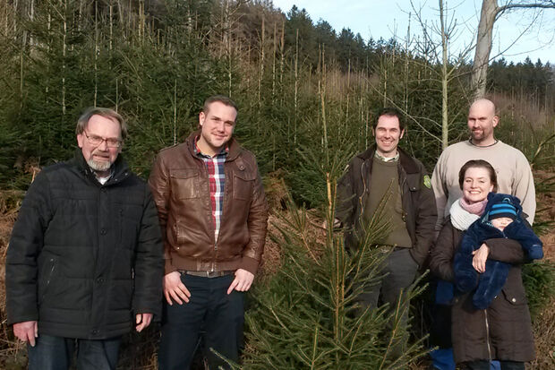 Bei der Weihnachtsbaum-Übergabe: Freundeskreis-Sprecher Heinz Vihrog, stellvertretender Malteser-Betreuungsleiter Julian Demiet, Oberforstmeister Lars Schmidt und Malteser-Mitarbeiter Christian Lux  (hintere Reihe, von links) sowie Freundeskreis-Mitglied Michaela Heine mit ihrem Sohn Kilian (im Vordergrund, rechts) FOTO: WILDWALD