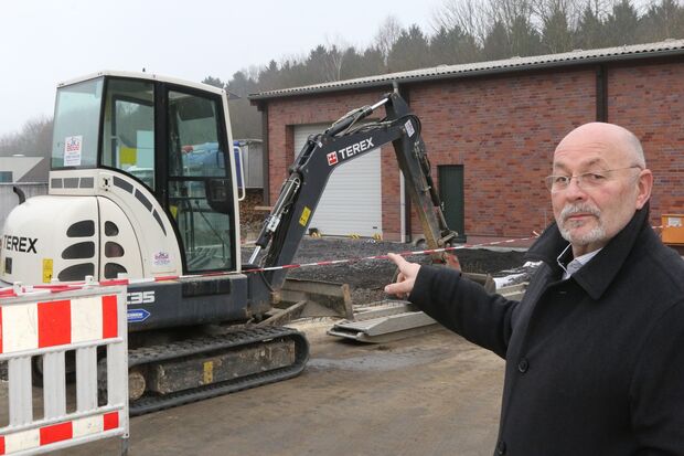 Klemens Zitron vor der Baustelle FOTO: ANDREAS DUNKER