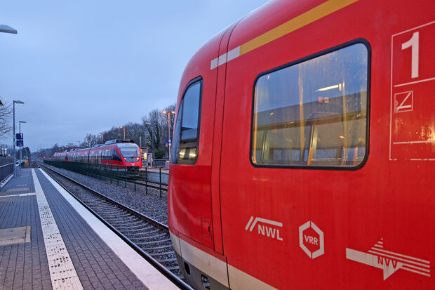 Zwei Regionalexpress-Züge warteten parallel auf den Gleisen des Wickeder Bahnhofs. FOTO: ANDREAS DUNKER