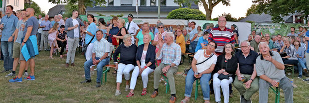 Zuschauer beim Vogelschießen der ehemaligen Könige der Schützenbruderschaft St. Vinzentius am Freitagabend auf Raschen Wiese an der Talstraße in Echthausen FOTO: ANDREAS DUNKER