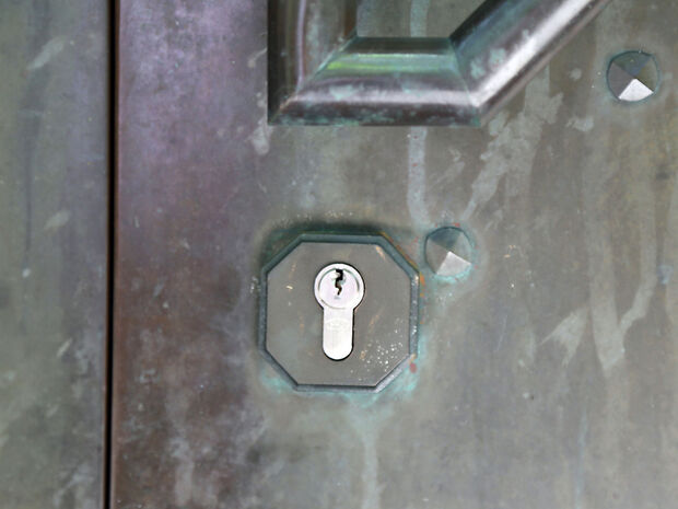 Der aufgebohrte Schließzylinder an der Seiteneingangstür zur Friedhofstraße wurde inzwischen von Küster und Hausmeister Joachim Nosol durch einen neuen ersetzt. FOTO: ANDREAS DUNKER