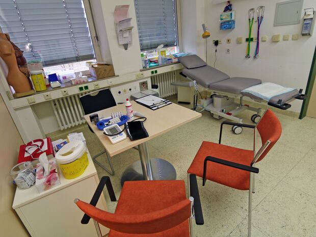 Medizinischer Untersuchungsraum für die Flüchtlinge – hier muss nicht unbedingt ein Mensch mit aufs Bild FOTO: ANDREAS DUNKER