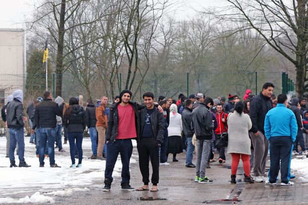 Evakuierte Flüchtlinge auf dem Platz vor der Massenunterkunft FOTO: ANDREAS DUNKER