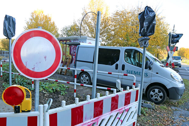 Arbeiten an der elektronischen Steuerung der Lichtzeichenanlage FOTO: ANDREAS DUNKER