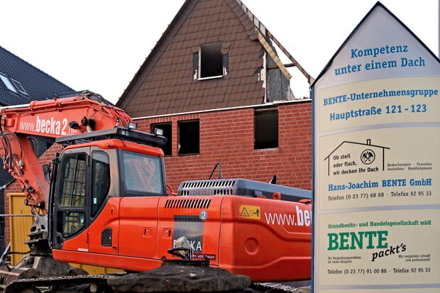 Bagger vor dem Verwaltungssitz der Bente-Unternehmensgruppe an der Hauptstraße 121-123 FOTO: ANDREAS DUNKER