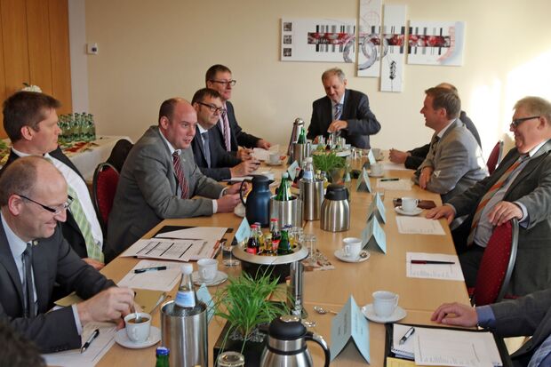 Heute im Wickeder Rathaus zu Gast: Bürgermeister und Abteilungsleiter aus acht NRW-Kommunen diskutieren über die Probleme mit Massenunterkünften für Flüchtlinge in ihren ländlich strukturierten Orten. FOTO: ANDREAS DUNKER