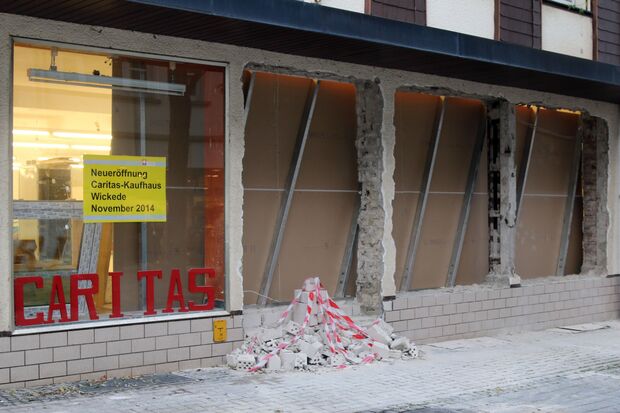 Durchbrüche in der Fassade des ehemaligen Schlecker-Ladenlokals in der Ortsmitte FOTO: ANDREAS DUNKER