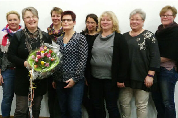 Der Vorstand des Gospelchor „Corner Stones“: Beisitzerin Meike Rennebaum, die bisherige Vorsitzende Marion Frohwein, Zweite Vorsitzende Doris Ernst, die neue Vorsitzende Cornelia Hagedorn, die neue Beisitzerin Diana Ersel, Kassiererin Sieglinde Otto, Schriftführerin Bärbel Kretschmar und Notenwartin Claudia Busemann. FOTO: PRIVAT