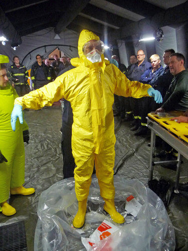 Auch die persönliche Schutzausstattung stand auf dem Stundenplan des Dekontaminationsseminars. Der Lehrgang war praxisnah ausgerichtet, so dass auch zur „Anprobe“ gebeten wurde. FOTO: HARALD SIMON / KREIS SOEST