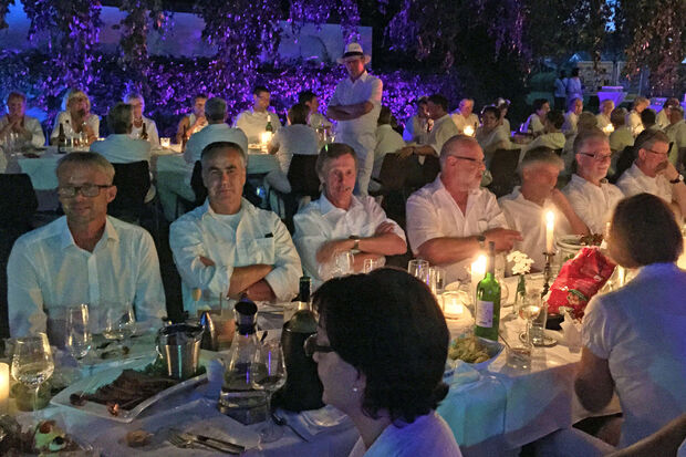 „Dîner en blanc“ im Berhard-Bauer-Park in Wickede FOTO: ANDREAS DUNKER