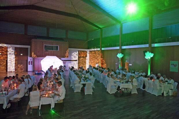 „Dîner en blanc“ im großen Saal des Bürgerhauses FOTO: ANDREAS DUNKER