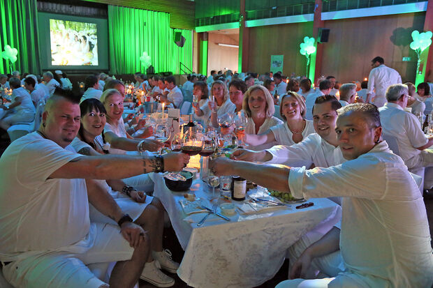 Selbst die fast immer ganz in schwarz gekleideten Mitglieder der "Band Stahlnebel & Black Selket" kamen zum „Dîner en blanc“ wieder ganz in weiß. FOTO: ANDREAS DUNKER