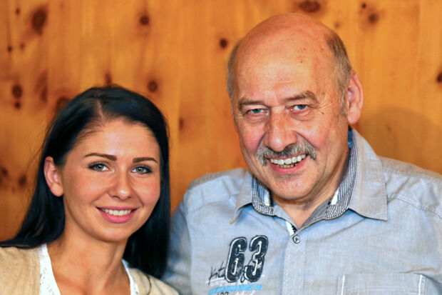 Die Handelsfachwirtin Laura Heder (28) und der selbstständige EDEKA-Kaufmann Martin Hahn (66) nach der heutigen Betriebsversammlung des EDEKA-aktiv-Marktes in der Gaststätte "Waldschlösschen" in Voßwinkel. FOTO: ANDREAS DUNKER