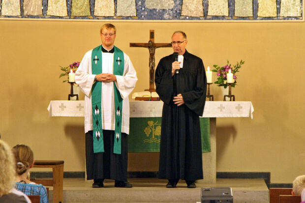 Vikar Alexander Plümpe in einem ökumenischen Gottesdienst zusammen mit dem evangelischen Pfarrer Dr. Christian Klein in der Christus-Kirche in Wickede ARCHIVFOTO: ANDREAS DUNKER
