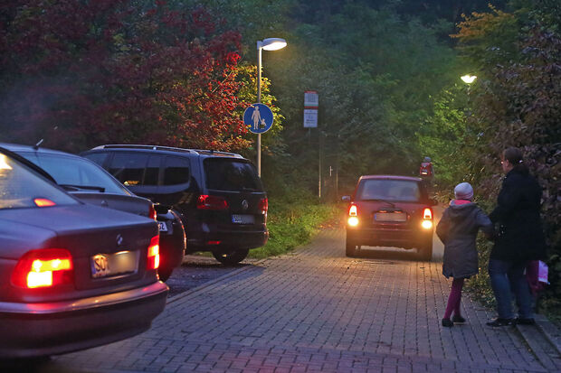 Lebensgefährlicher Schulweg für die kleinen Jungen und Mädchen der Engelhard-Grundschule: Ein rückwärts fahrendes Auto kommt in der morgentlichen Dämmerung über einen Fußgängerweg. FOTO: ANDREAS DUNKER